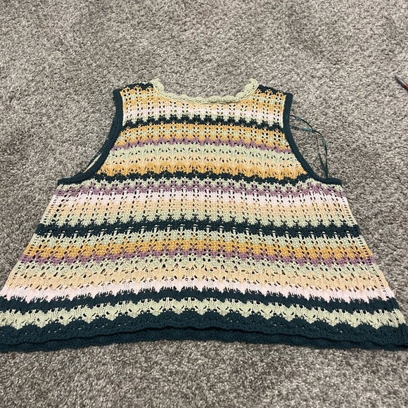 Universal Thread Crochet Top - Picture 2 of 3